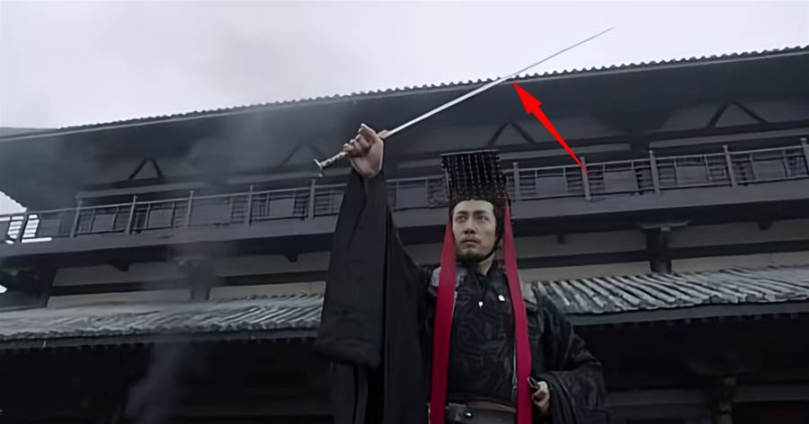身負寶劍的嬴政為何被荊軻逼的東逃西竄？劍太長，拔了3次才抽出